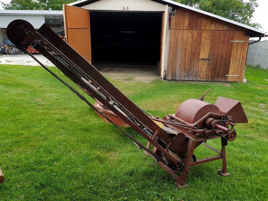 Rębak do gałęzi z taśmociągiem samo załadowczym i podajnikiem