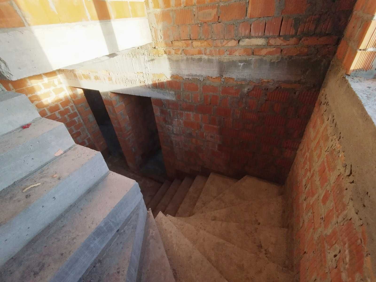 Дуплекс в лісовій частині Ірпеня. Поруч нові будинки.Розтермінування