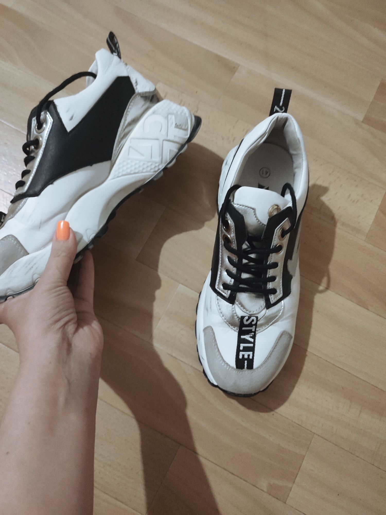Продам кроссовки женские р 41