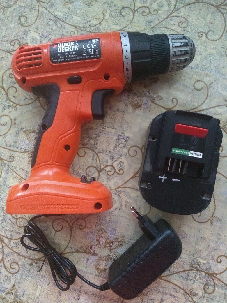 Шуруповерт Black & Decker 12V Li-ion