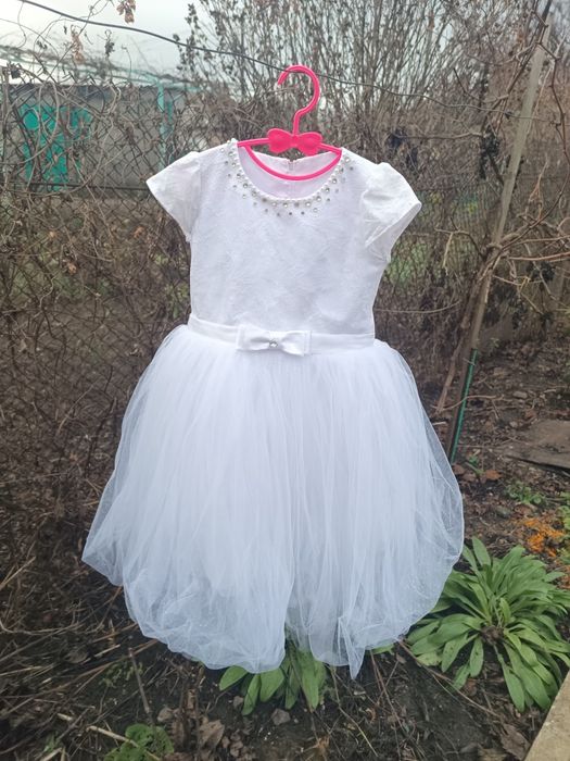 Продам білу сукню на 4-6 років!Довжина 67см!Талія 30 см
