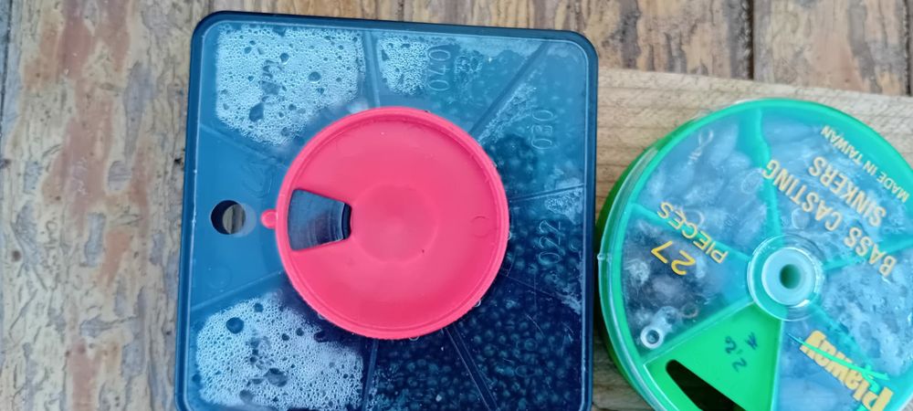 Conjunto anzóis, chumbadas, massa lubrificante para canas