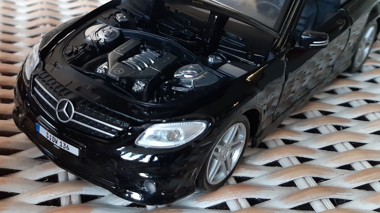 Модель 1/24 Maisto Mercedes CL63 AMG