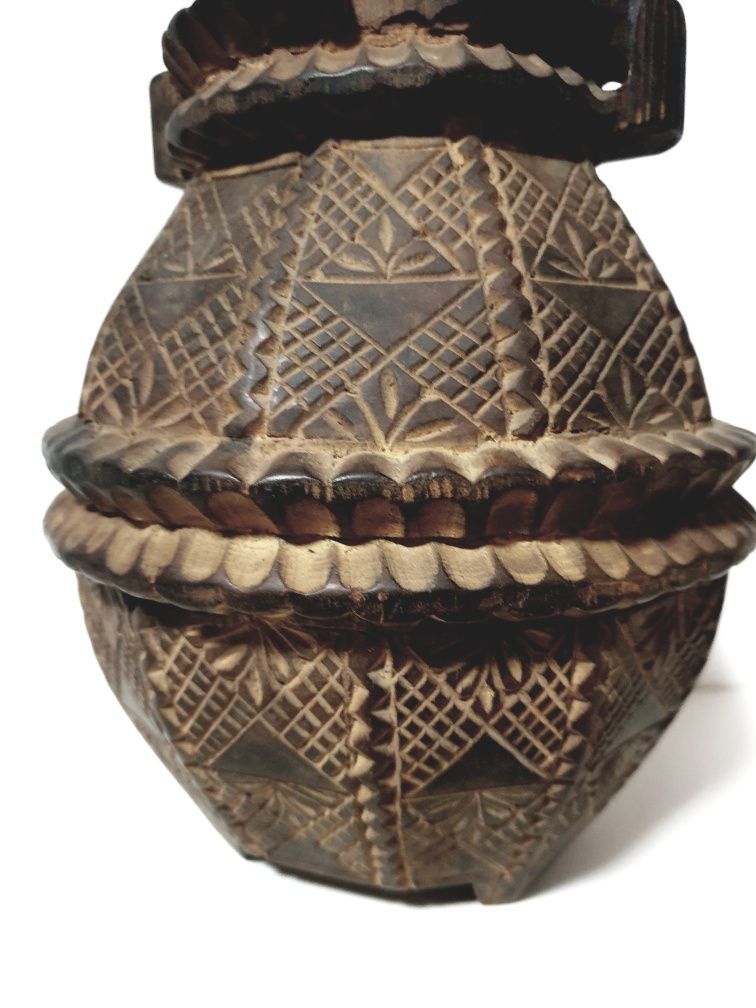 Antigo africano tribal pote de remédio em madeira