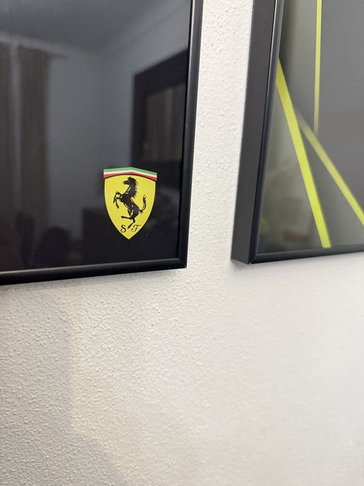 Dois quadros de exposiçao lego alumium ferrari e auston martin