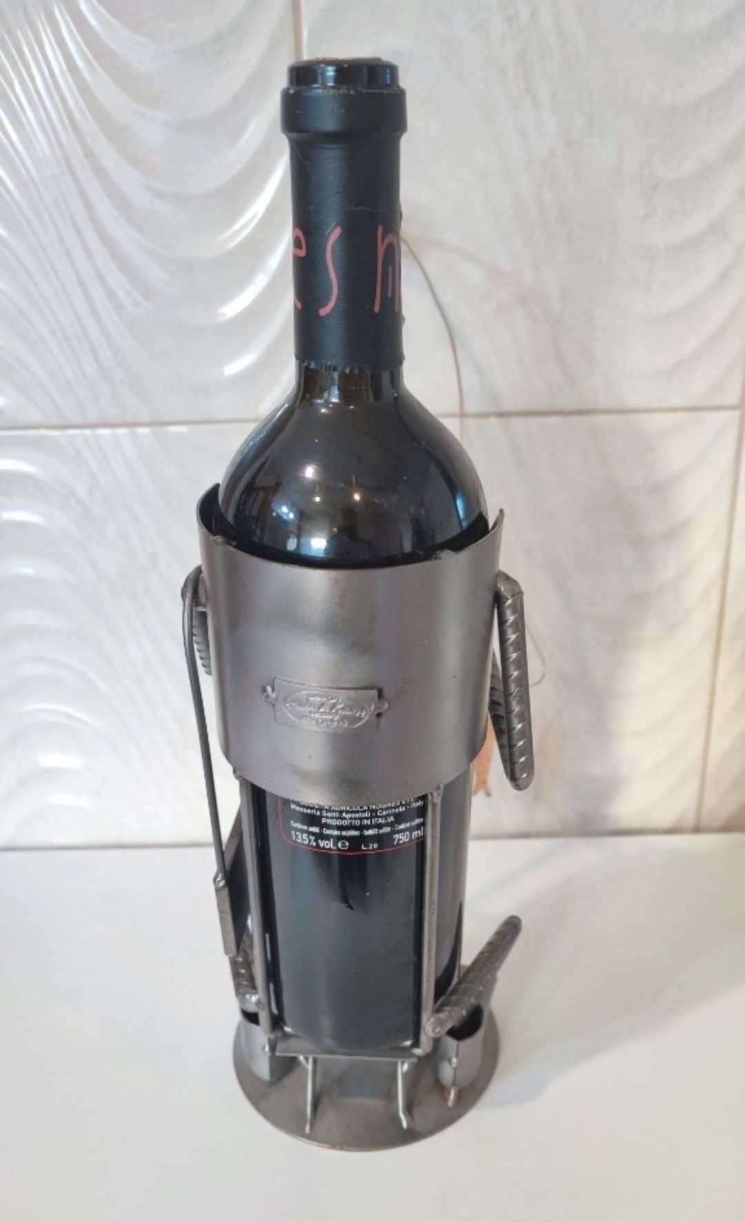 Metalowy Stojak na wino wędkarz 38 cm + wino