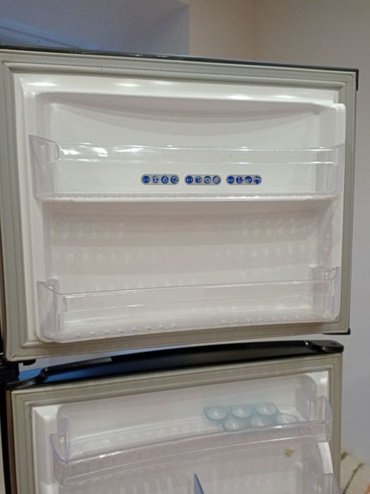 Продам холодильник Whirlpool ARC 4020 IX в гарному стані