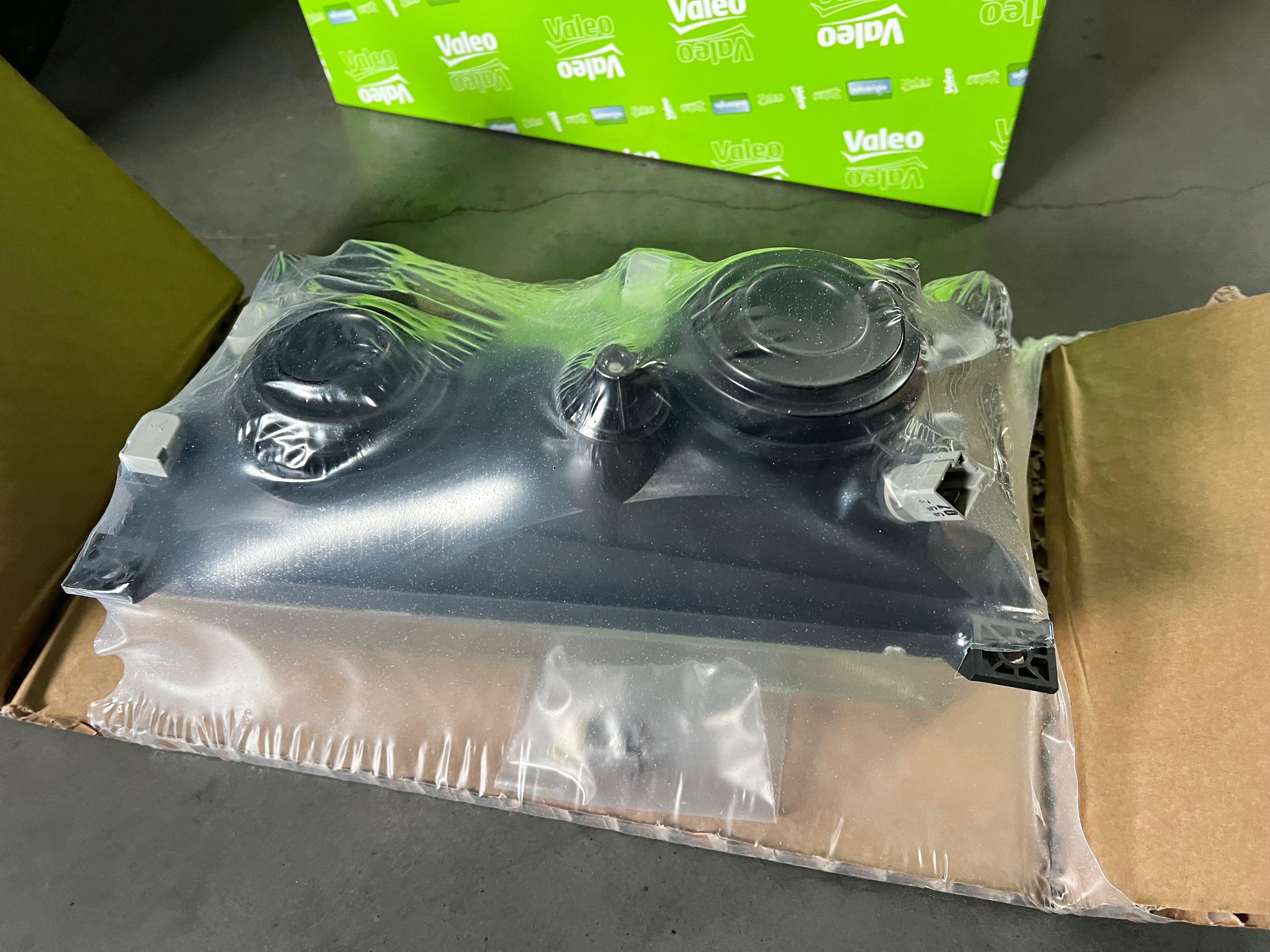 Reflektor Lampa  prawa Nissan Atleon 99-12 Valeo Nowa