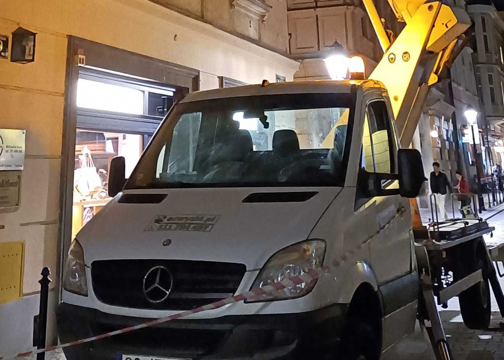 Podnośnik koszowy 21 m, Zwyżka Kraków,  wynajem z operatorem, wycinka