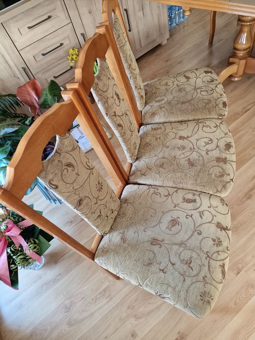 Duży stół rozkładany z krzesłami