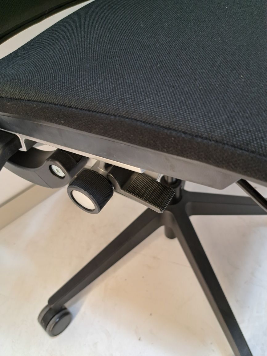 Fotel biurowy obrotowy Steelcase Think czarny,