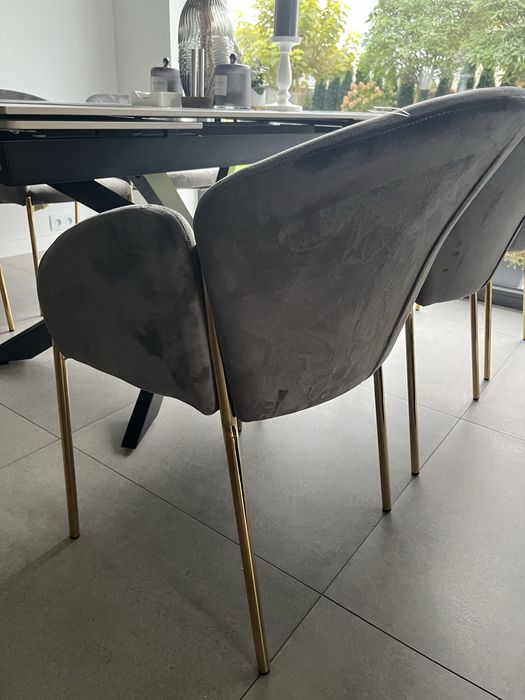 Zestaw 6 ciu krzeseł w szarym welurowym kolorze na złotych nogach