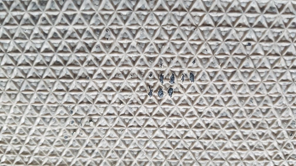 Granatowy dywanik łazienkowy z IKEA o wym. 40 cm x 60 cm
