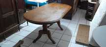 Mesa oval em madeira