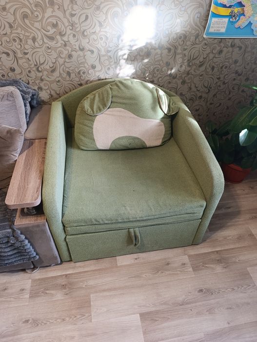 Кресло - диван с ящиком .