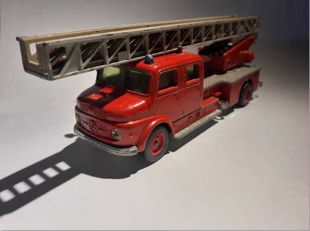 Siku-#V-261-Mercedes Benz- bombeiros-auto escada
