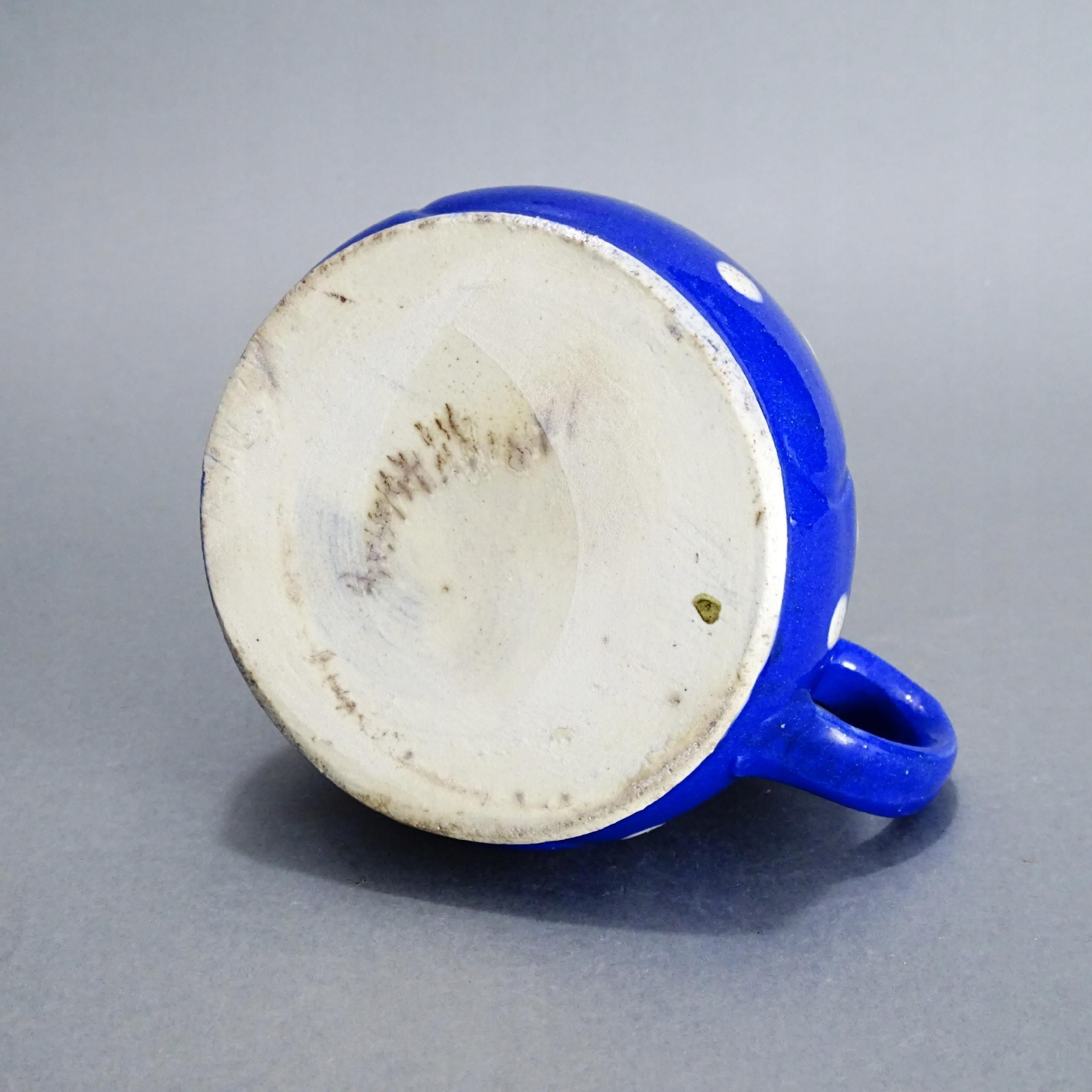 stary niebieski ceramiczny dzbanek