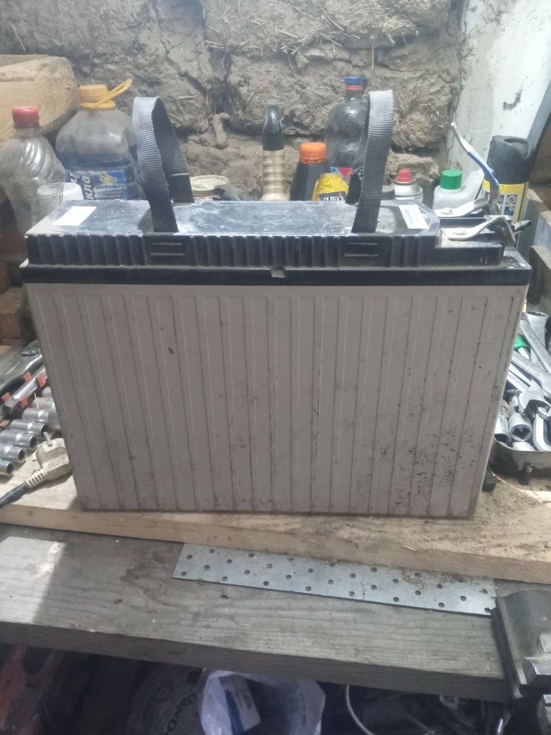 Продам гелевий аккумулятор 100 ампер.12 вольт