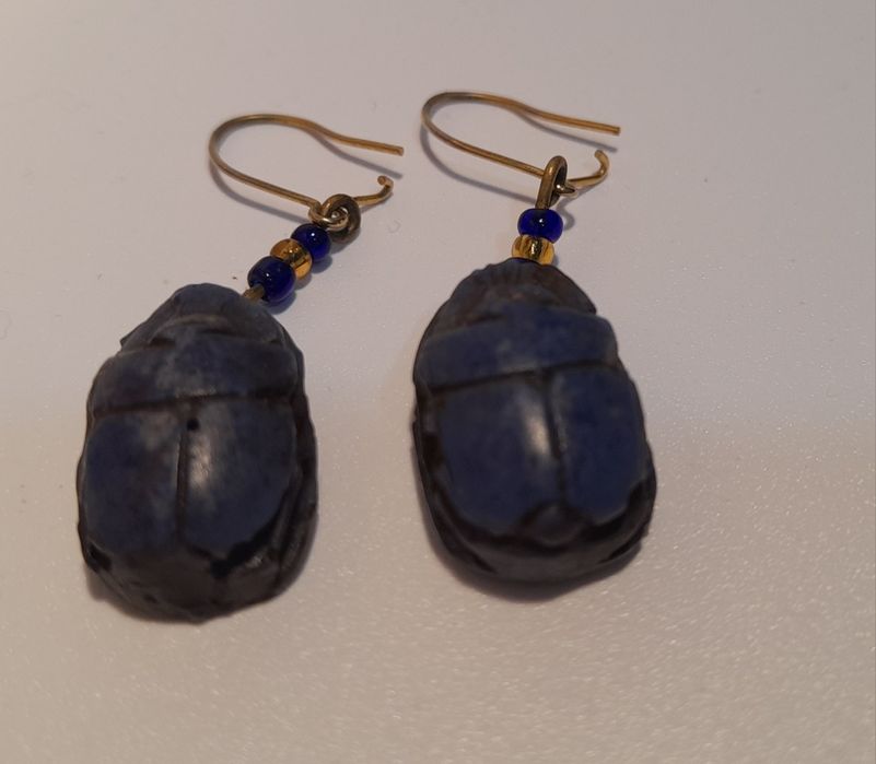 Brincos azuis em forma de escarvelho egípcio