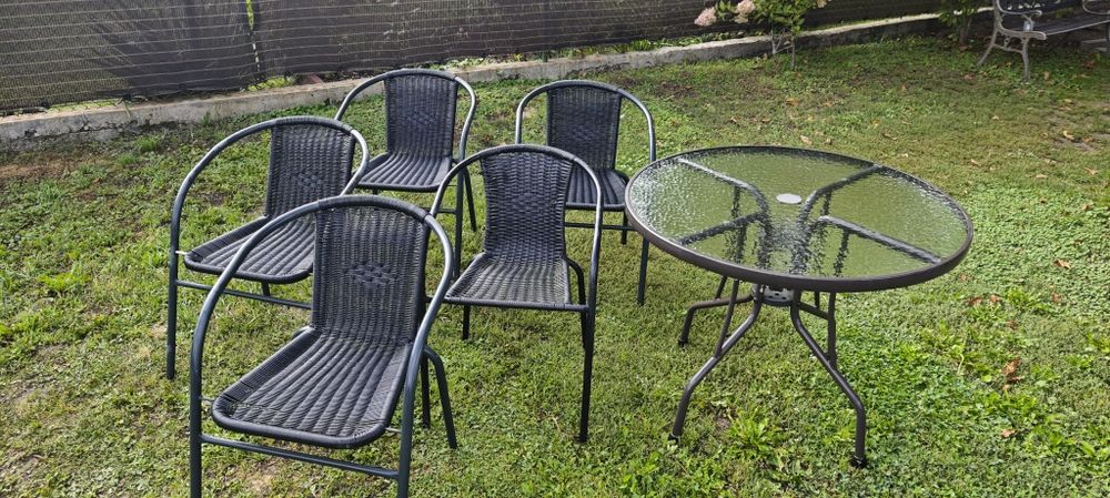 Krzesła ogrodowe wraz z  stolikiem meble