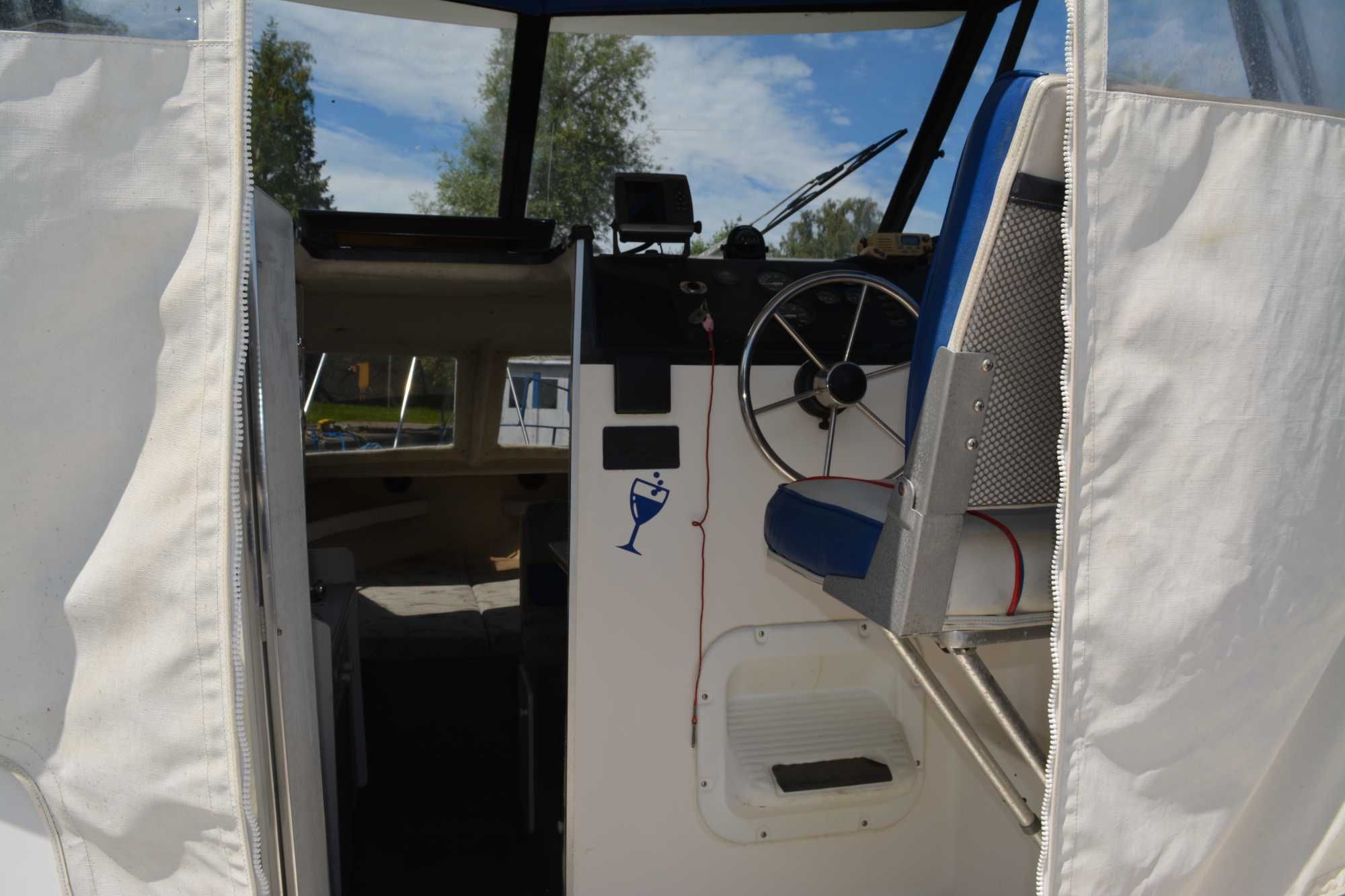 Bayliner 2452 – szybka i wygodna łódź kabinowa. Przyczepa GRATIS!