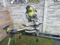 Pilarka ukosowa Ryobi EMS254L ze stołem roboczym.
