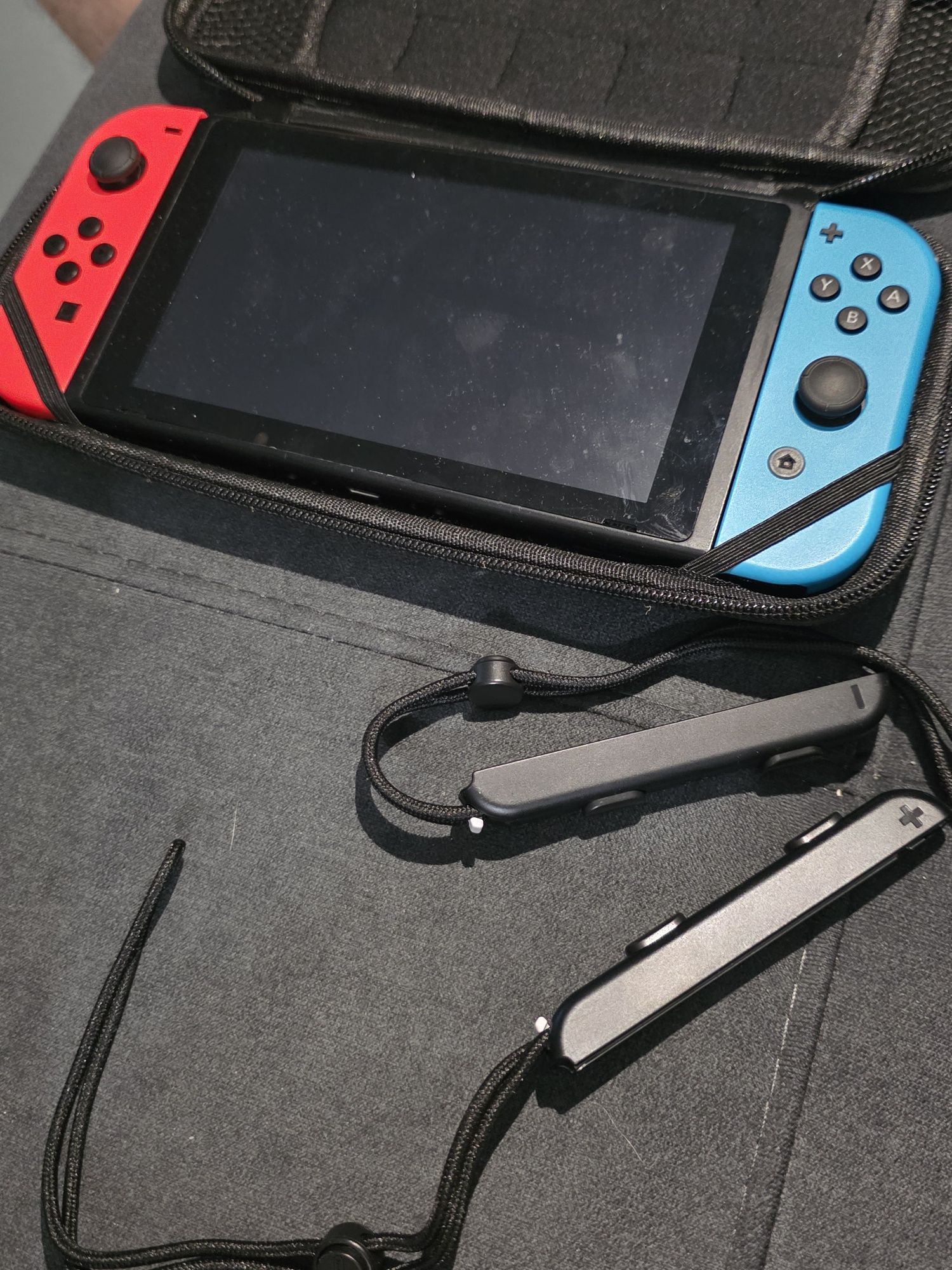 Nintendo Switch + etui + dock – komplet, stan bardzo dobry!