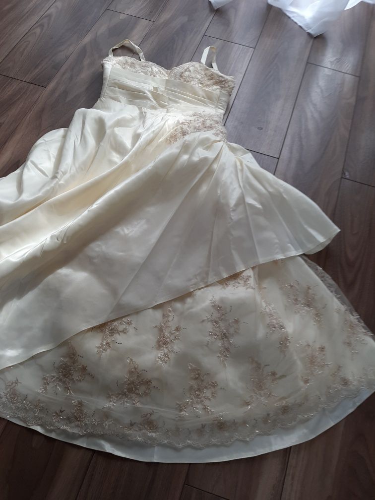 Suknia Ślubna w beżowym kolorze