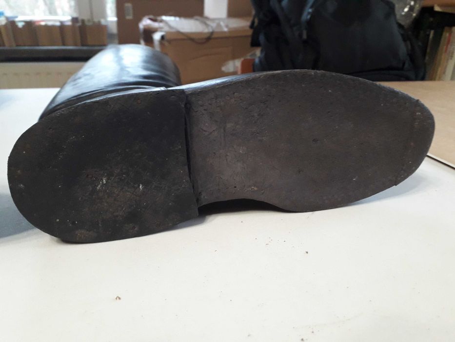 Czarne skórzane buty z cholewami, typu oficerki,