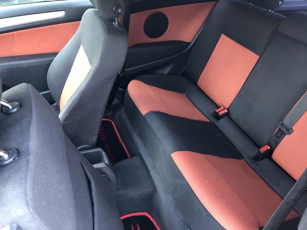 Opel Astra GTC uszkodzony