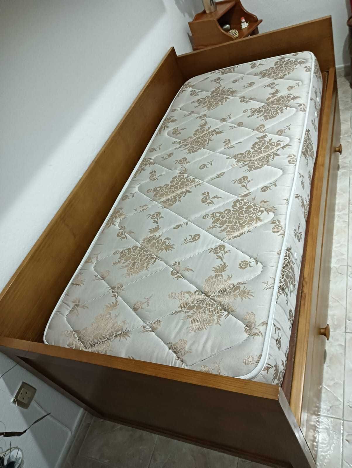 Cama dupla madeira maciça + colchoes novos