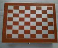 Piersiówka prezent, szachy drewniane