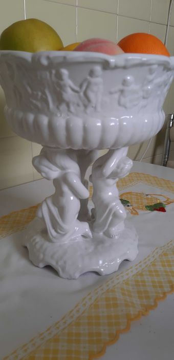 Fruteiras em vidro e louca