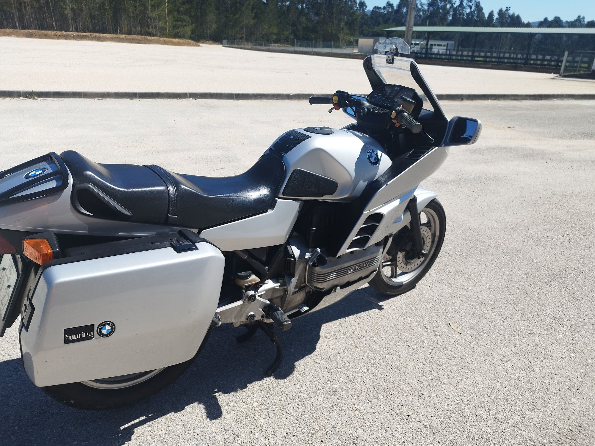 Mota BMW K100 clássica em ótimo estado