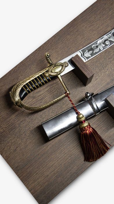 szabla oficerska wz.1921 z ORŁEM na rękojeści na tablo, grawer BHO