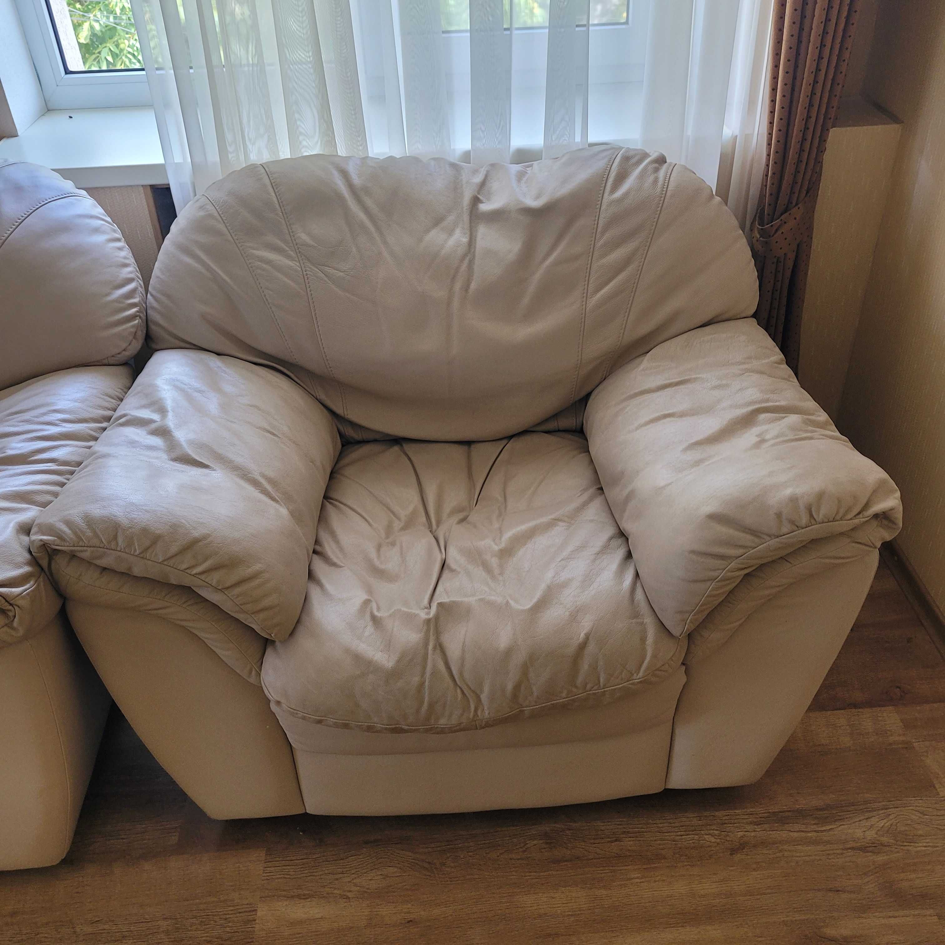 Диван кожаный Natuzzi + два кресла + журнальный столик.