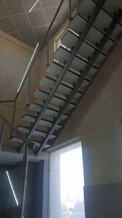 Приміщення 375м з орендарями і РЕМОНТОМ .Кукурудзяна 4