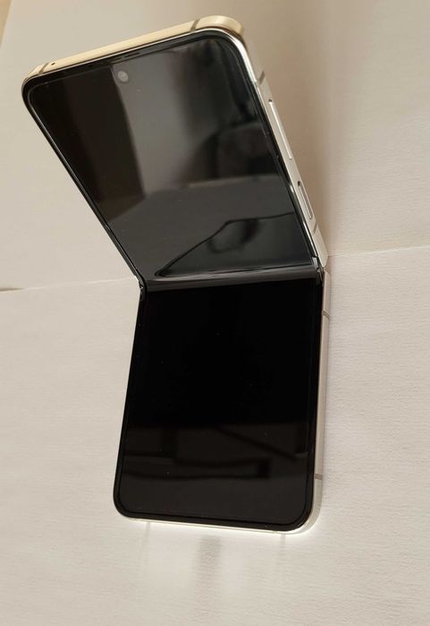 Samsung Galaxy Z Flip 5 SM-F731B 8GB/256GB Kremowy