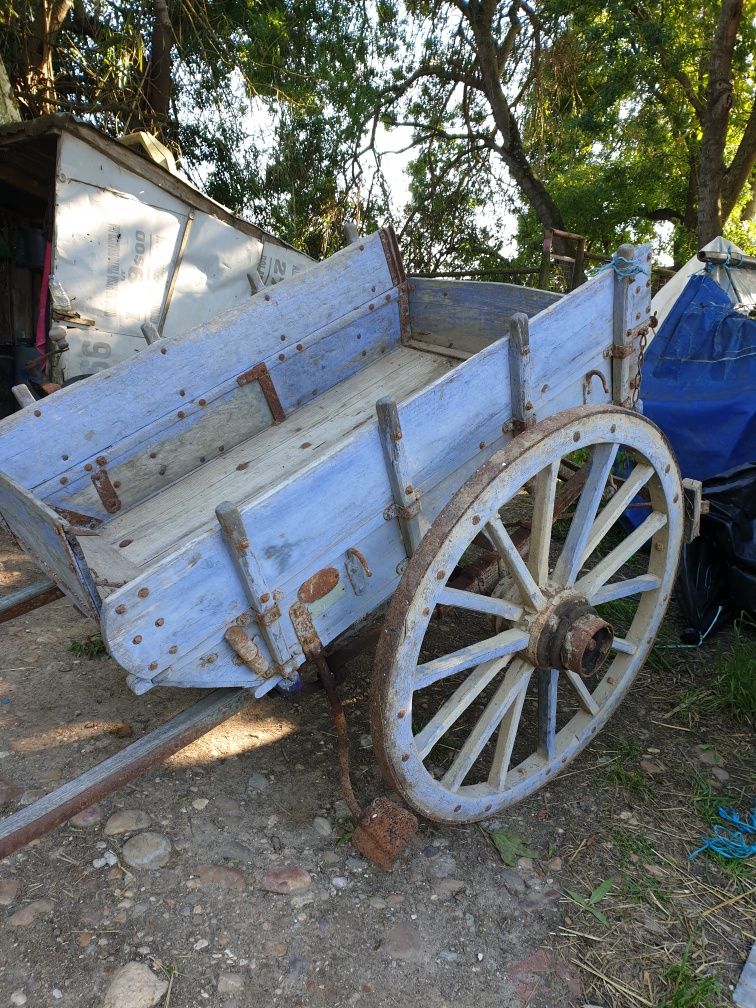 Carroça antiga toda de madeira