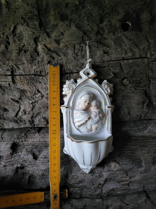 Kropielnica z Matką Bożą Maryja
