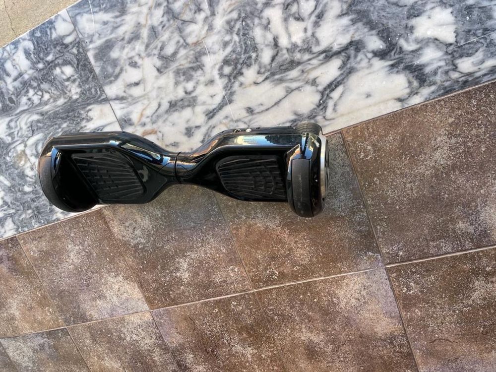 Hoverboard com carregador e capa.