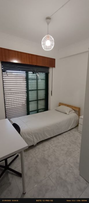 Quarto em Mem Martins , próximo á estação de comboios.