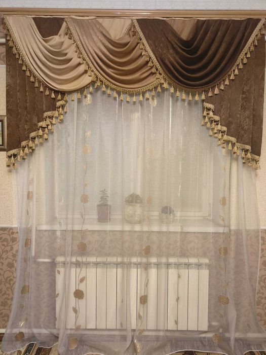 Ламбрекен, тюль, карниз. 3 комплекти на вікна. Кімната і 2 спальні.