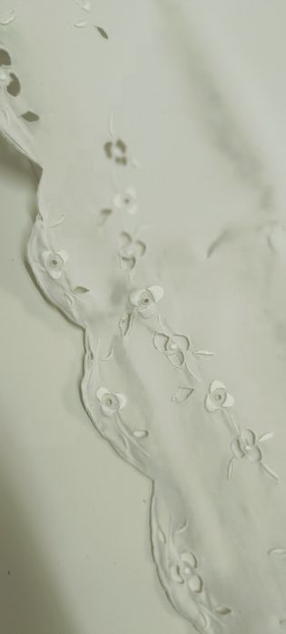 Lençol branco bordado para cama de bebé