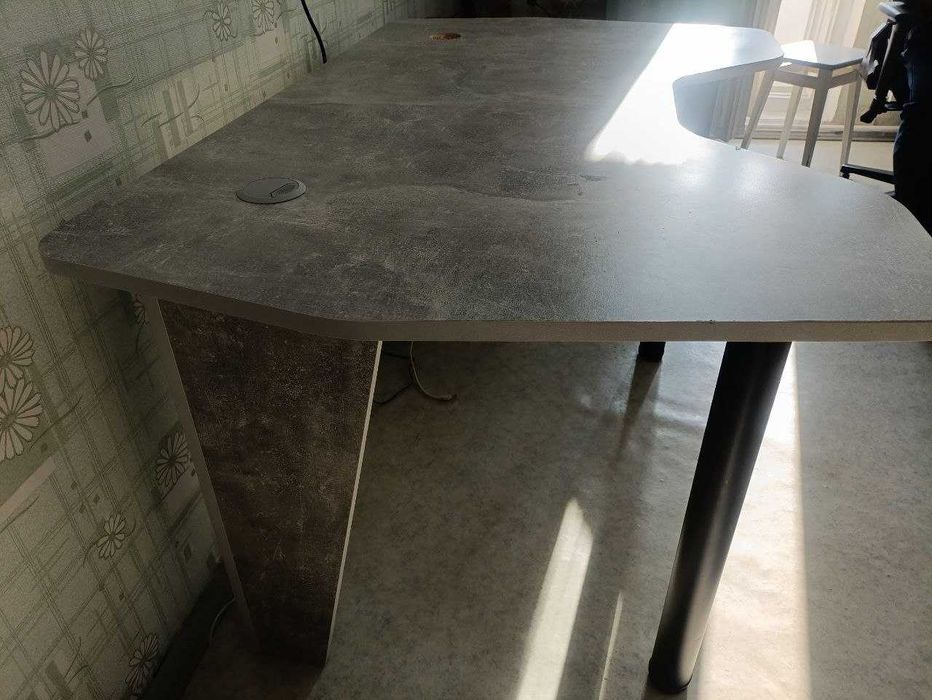 Продам  компьютерный стол