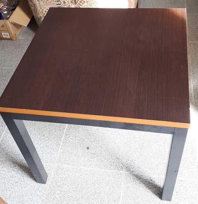 Mesa de apoio com tampo em madeira e estrutura em ferro