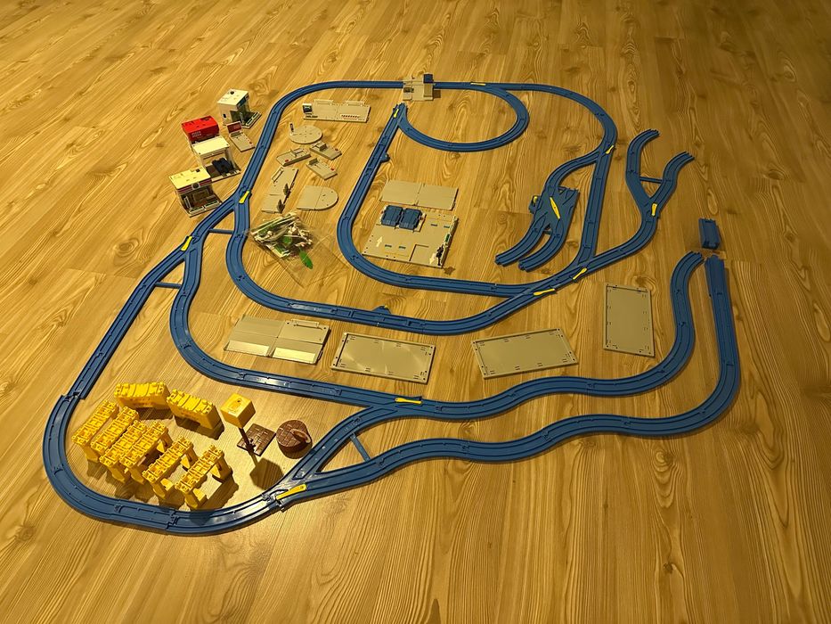 Kolejka Tomica z drogą, parkingiem i budynkami