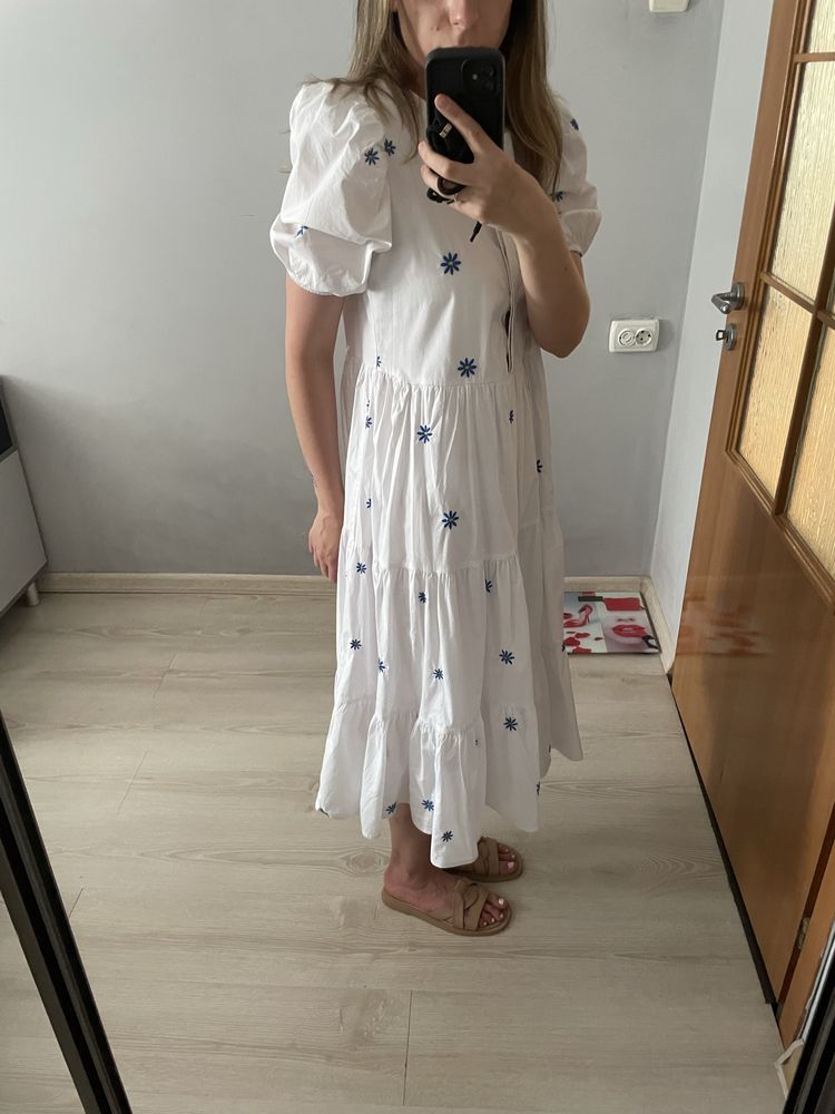Літня біла сукня