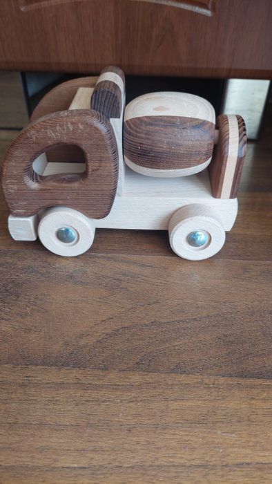 Іграшкові бетономішалка