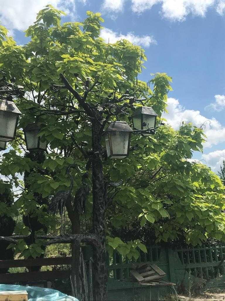 Lampy ogrodowe w formie drzew z motywem ptaków